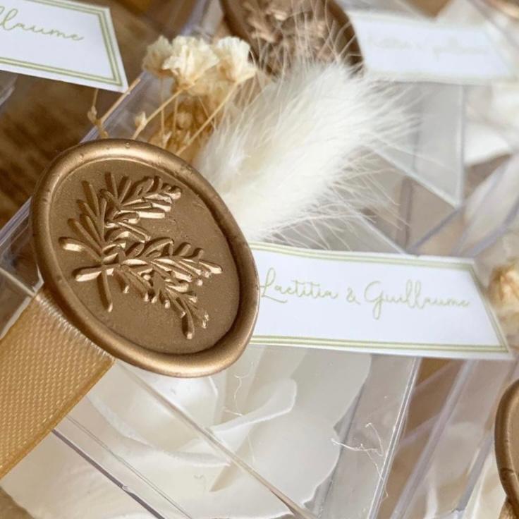 Rose de Savon Épi dans une boîte en plexiglas avec ruban satin et cachet de cire