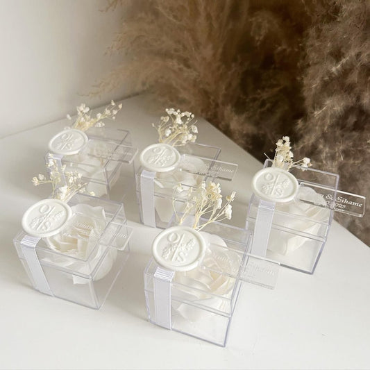 Rose de Savon Pure dans une boîte en plexiglas avec fleurs séchées et étiquette transparente
