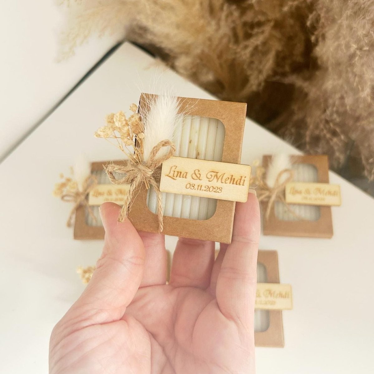 Savon Bohème avec fleurs séchées, nœud en jute et gravure sur bois rectangulaire