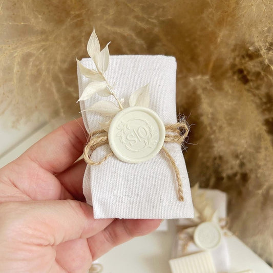 Savon Dune enveloppé dans une bourse blanche avec nœud en jute et cachet de cire