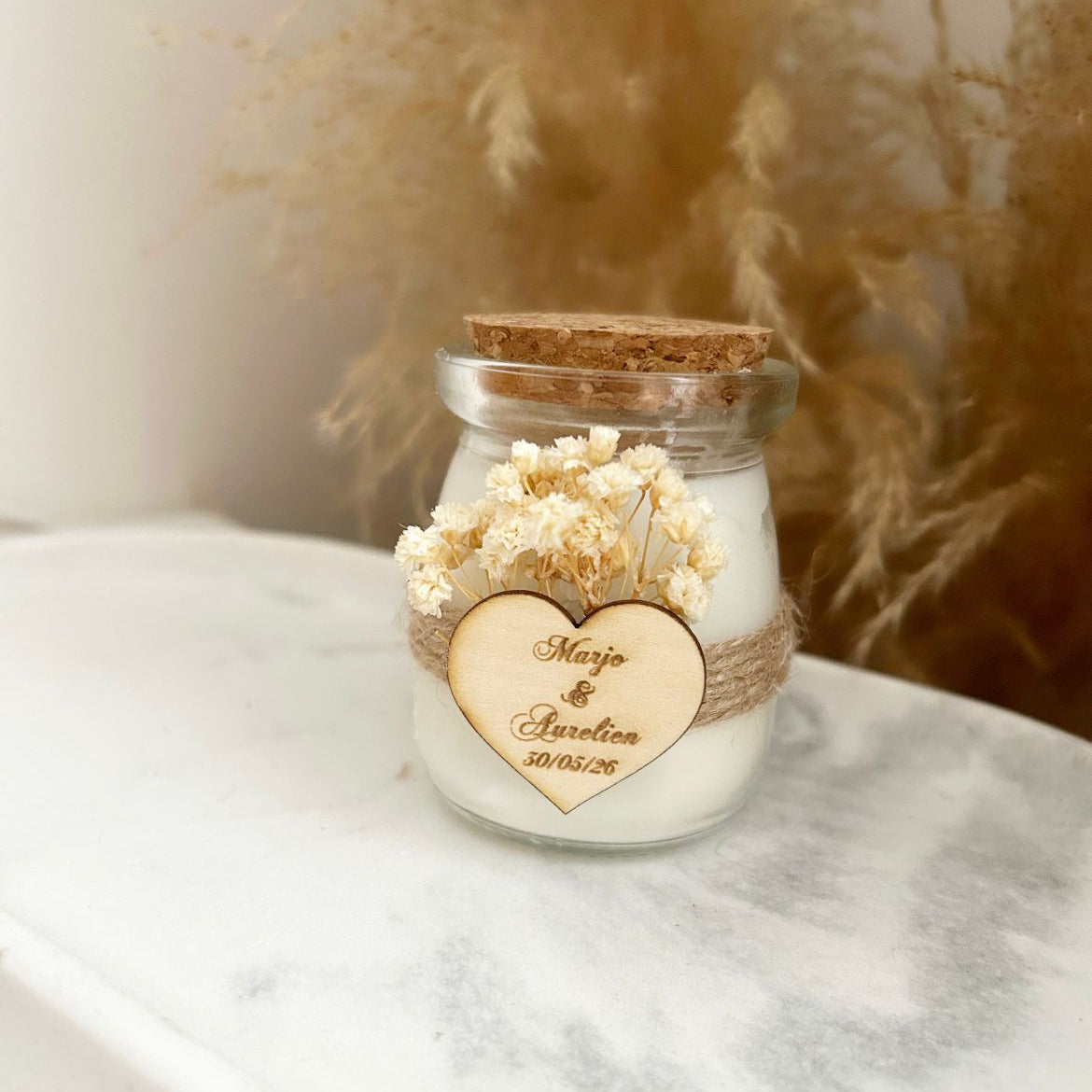 Bougie Lovely en pot de verre décorée de fleurs séchées ivoire et ficelle naturelle