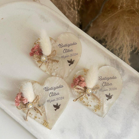 Magnet cœur colombe personnalisé avec prénom et date, cadeau invité élégant pour baptême et événements.