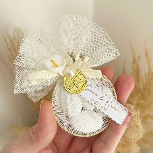 Dragées LOUISA en tulle ivoire avec médaille dorée et étiquette personnalisée - cadeau invité