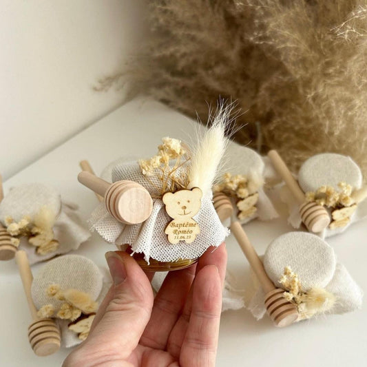 MON CADEAU INVITE - pot de miel ourson personnalisé baptême avec tissu lin fleurs séchées et bâton de miel cadeau invité doux et élégant