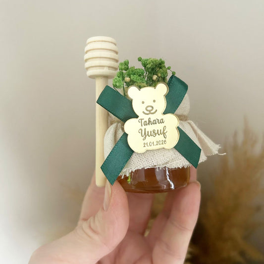 Pot de miel Tahara personnalisé avec ourson doré, ruban vert et cuillère à miel