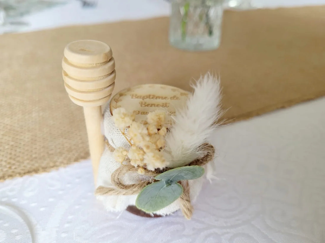 Pot de Miel Eucalyptus avec plume blanche, bâtonnet et feuille d’eucalyptus – Baptême de Benoît