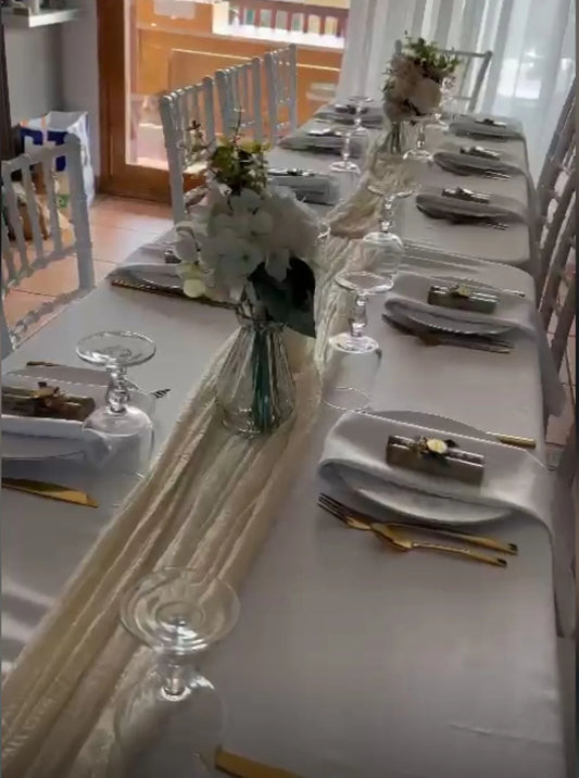 Vue sur la table de Henna d'Ines avec les cadeaux invités Henné Duo personnalisé