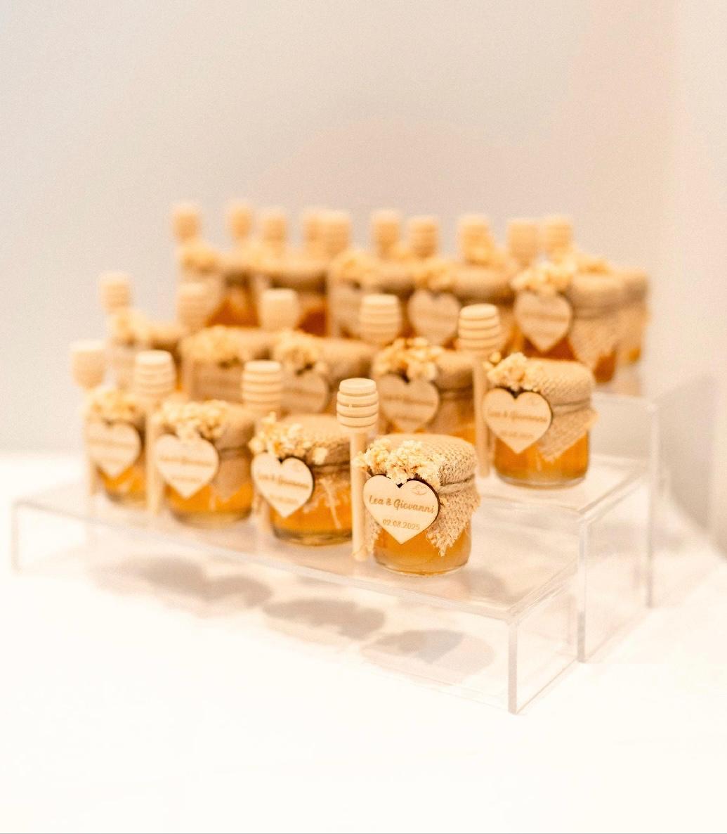 Présentation de 20 pots de miel personnalisés modèle Love, médaillon cœur gravé Lea & Giovanni 02.08.2025, décoration jute et fleurs séchées.