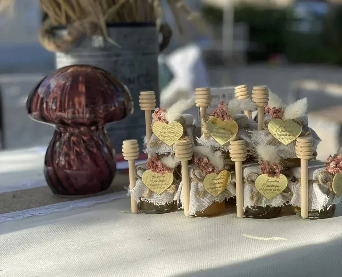 Décoration de table d’anniversaire champêtre avec pots de miel personnalisés