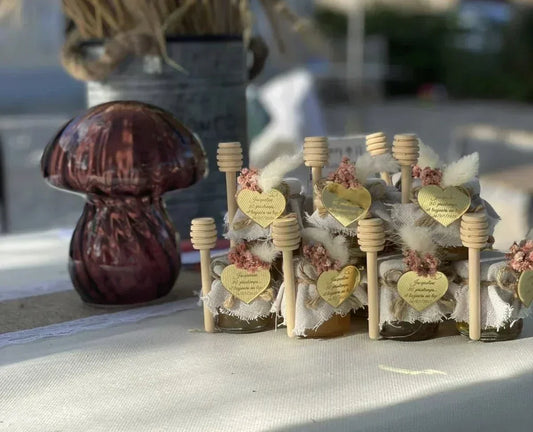 Décoration de table d’anniversaire champêtre avec pots de miel personnalisés