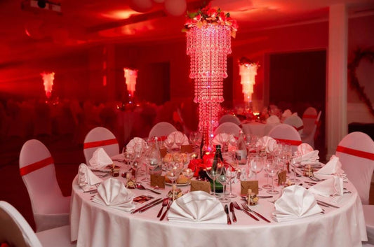 Table de mariage en Suisse avec centres de table lumineux et Pots de Miel Orient en cadeaux invités