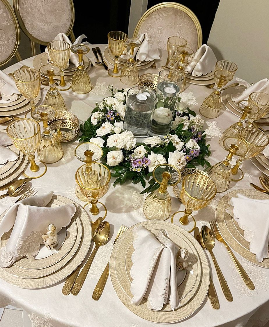 Table de mariage élégamment décorée avec des Dragées Clochette personnalisées