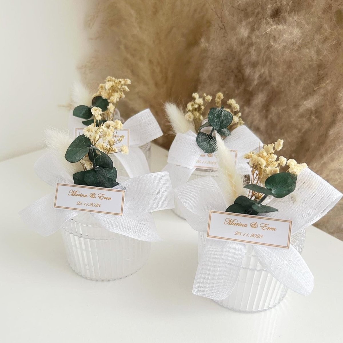 Bougie Roma personnalisée avec fleurs séchées et nœud en organza, cadeau invité mariage