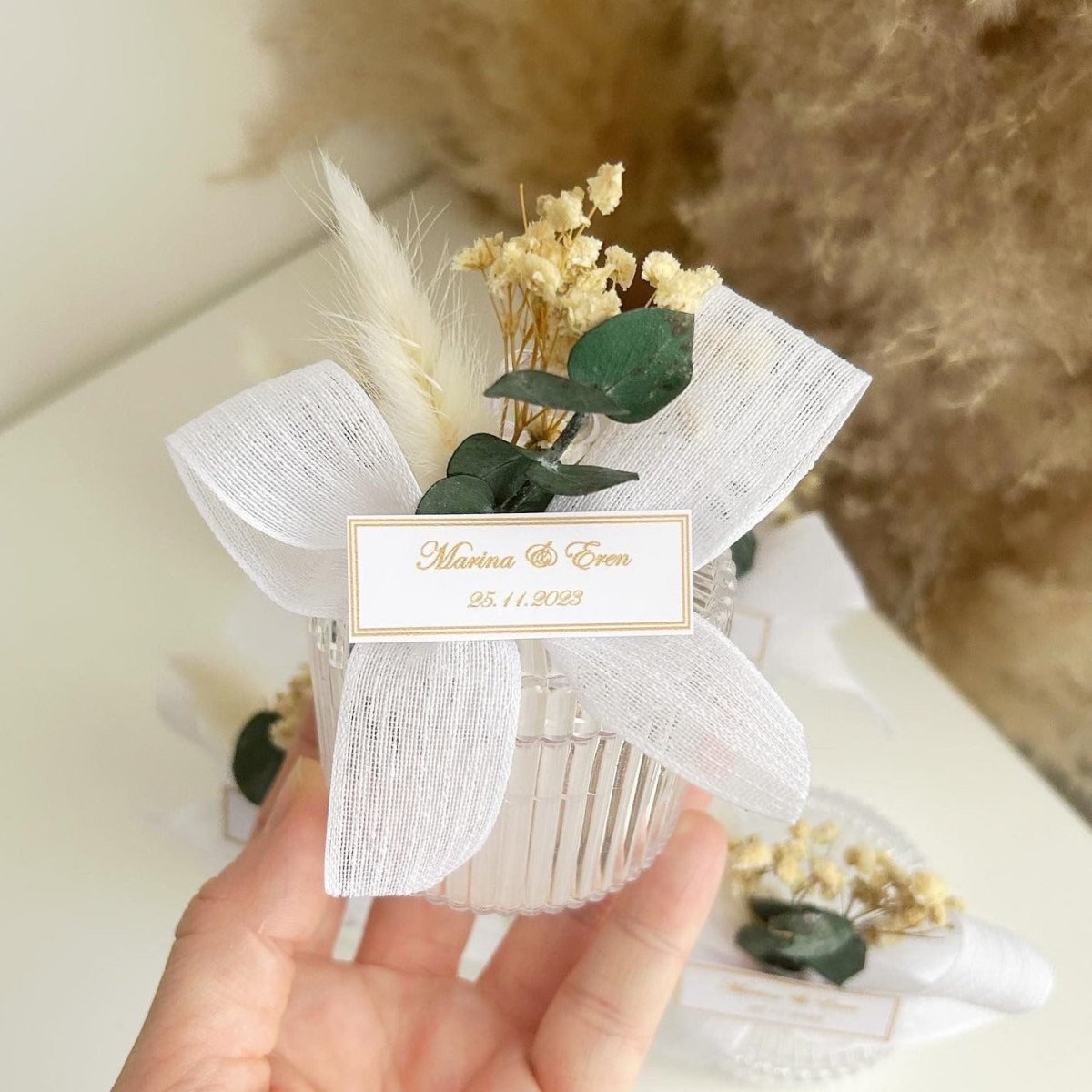 Bougie Roma personnalisée avec fleurs séchées et nœud en organza, cadeau invité mariage