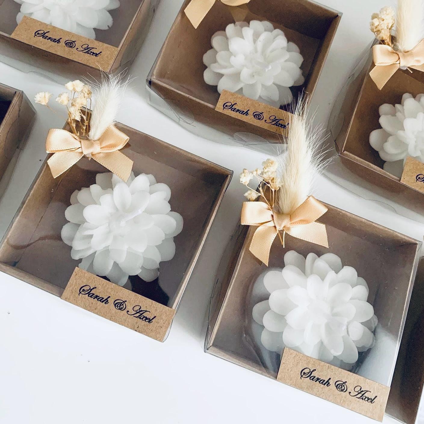 Bougie Rosace personnalisée avec étiquette en carton marron, fleurs séchées et nœud en soie, cadeau invité mariage