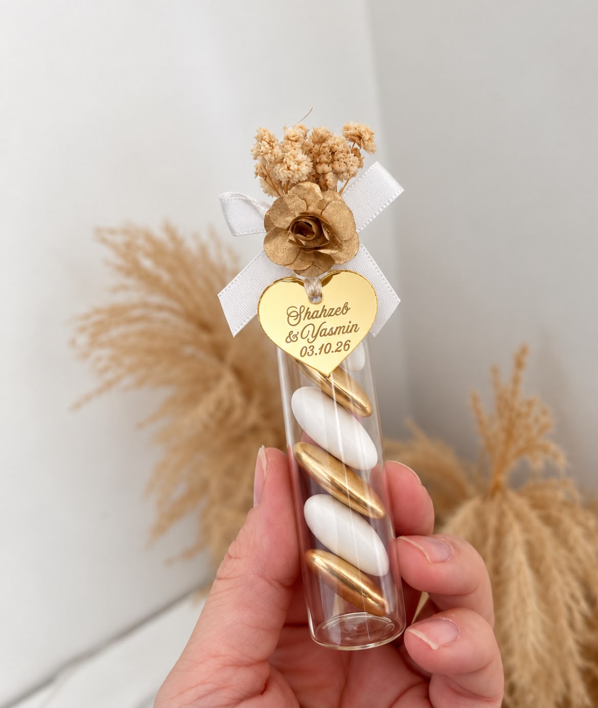 Dragée Venise Chic avec fleurs séchées et médaillon cœur personnalisé