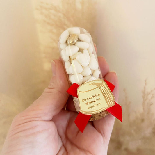 Dragée Tarbouche personnalisée avec ruban rouge et mini tarbouche doré, parfaite pour un cadeau invité de circoncision