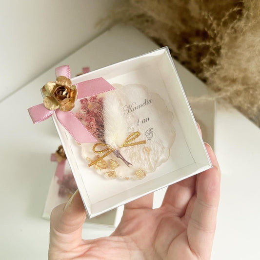 Magnet Kamelia avec nœud en satin rose et rose en papier, cadeau personnalisé