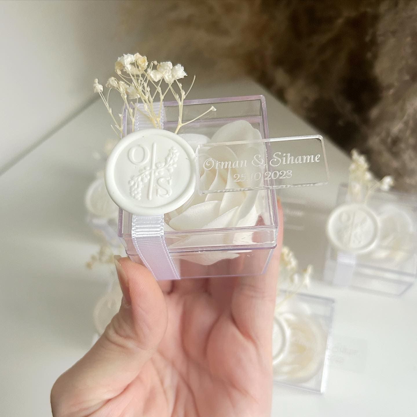 Rose de Savon Pure dans une boîte en plexiglas avec fleurs séchées et étiquette transparente
