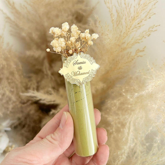 Un tube de henné élégant, décoré de fleurs séchées et d’un médaillon personnalisé : le petit détail raffiné qui sublime votre table et marque vos invités.