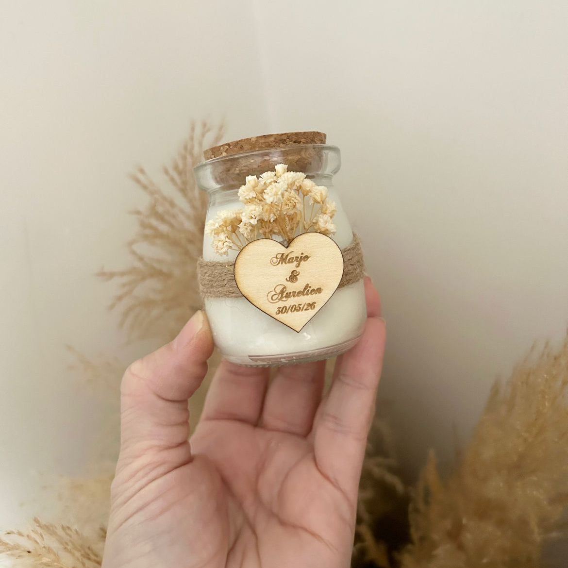 Bougie Lovely en pot de verre décorée de fleurs séchées ivoire et ficelle naturelle