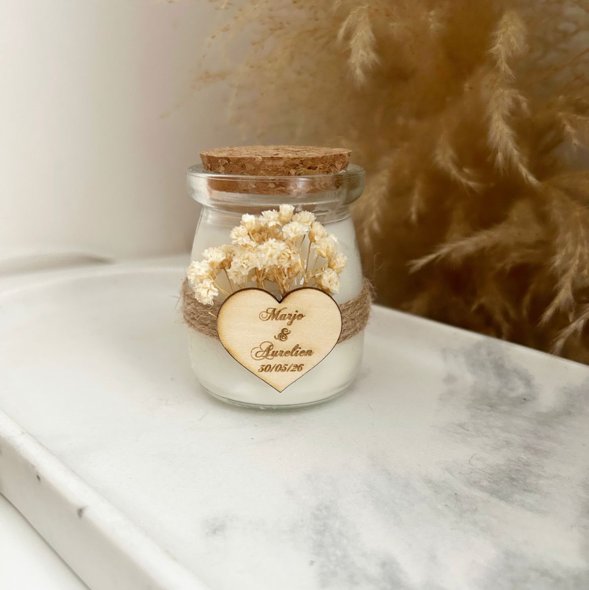 Bougie Lovely en pot de verre décorée de fleurs séchées ivoire et ficelle naturelle