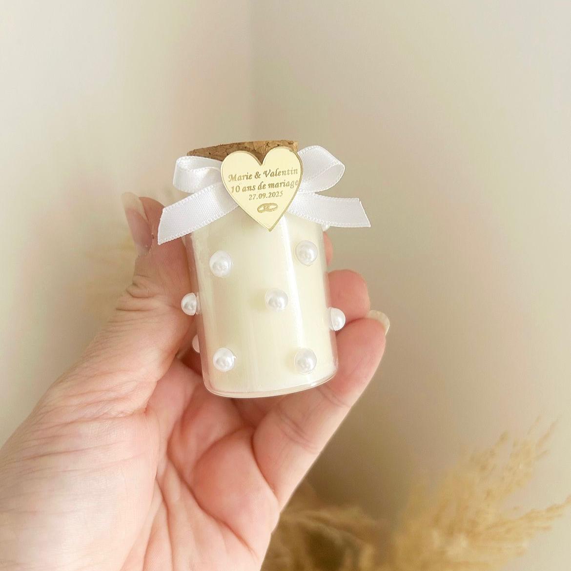 MON CADEAU INVITE - bougie perline personnalisée avec perles décoratives cœur doré et ruban blanc cadeau invité mariage élégant et raffiné