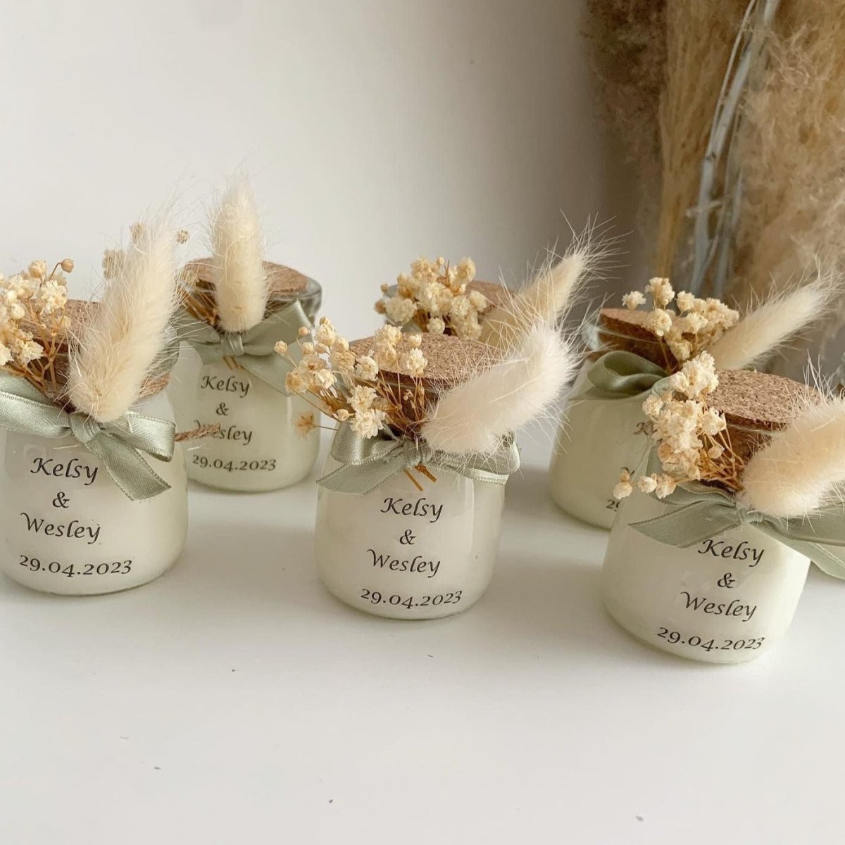 Bougie Laurier personnalisée avec bouchon en bois, fleurs séchées et nœud en satin, cadeau invité mariage