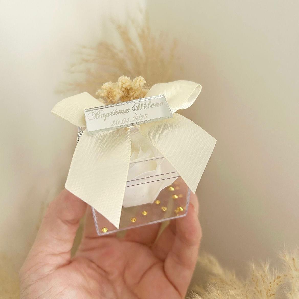 Cadeau invité baptême : rose de savon Antonella en coffret transparent avec ruban ivoire, fleurs séchées et personnalisation.