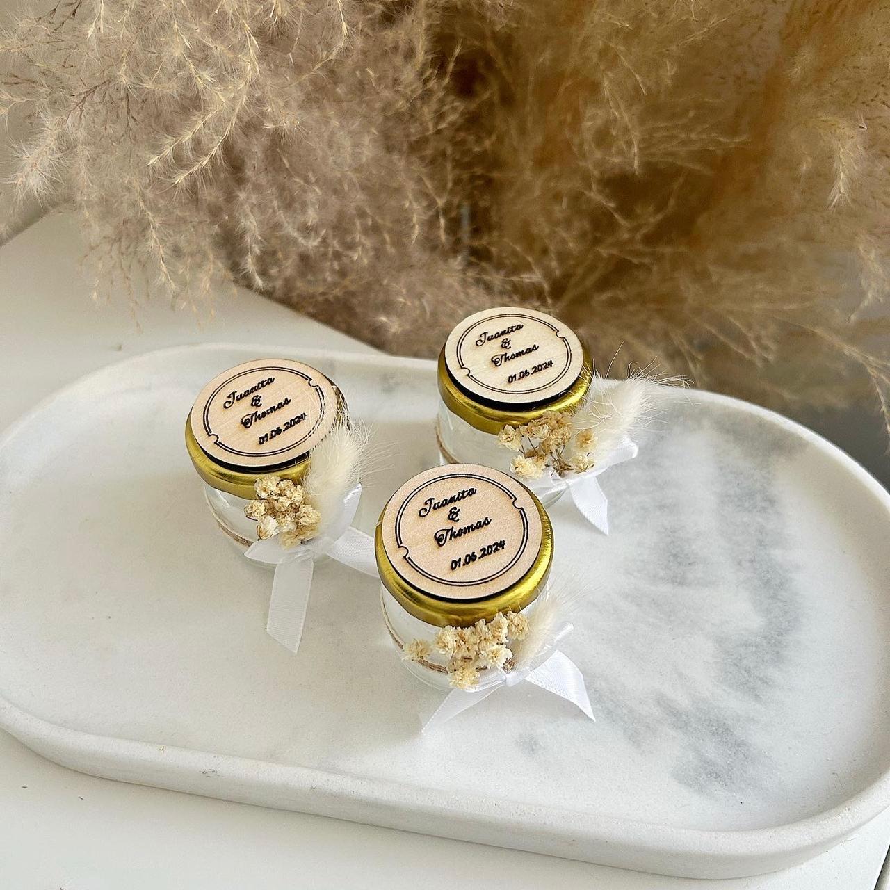 Bougie rustique personnalisée dans un petit pot en verre, couvercle doré, ruban blanc, fleurs séchées et plume, cadeau invité mariage.