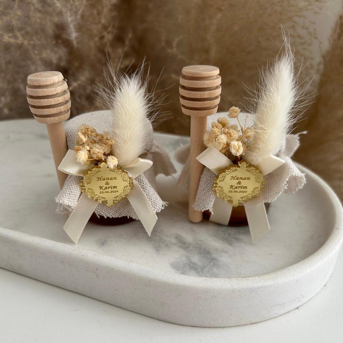 Cadeau invité mariage : pot de miel artisanal avec bâtonnet, décoration bohème (pampas, fleurs séchées) et personnalisation prénoms et date