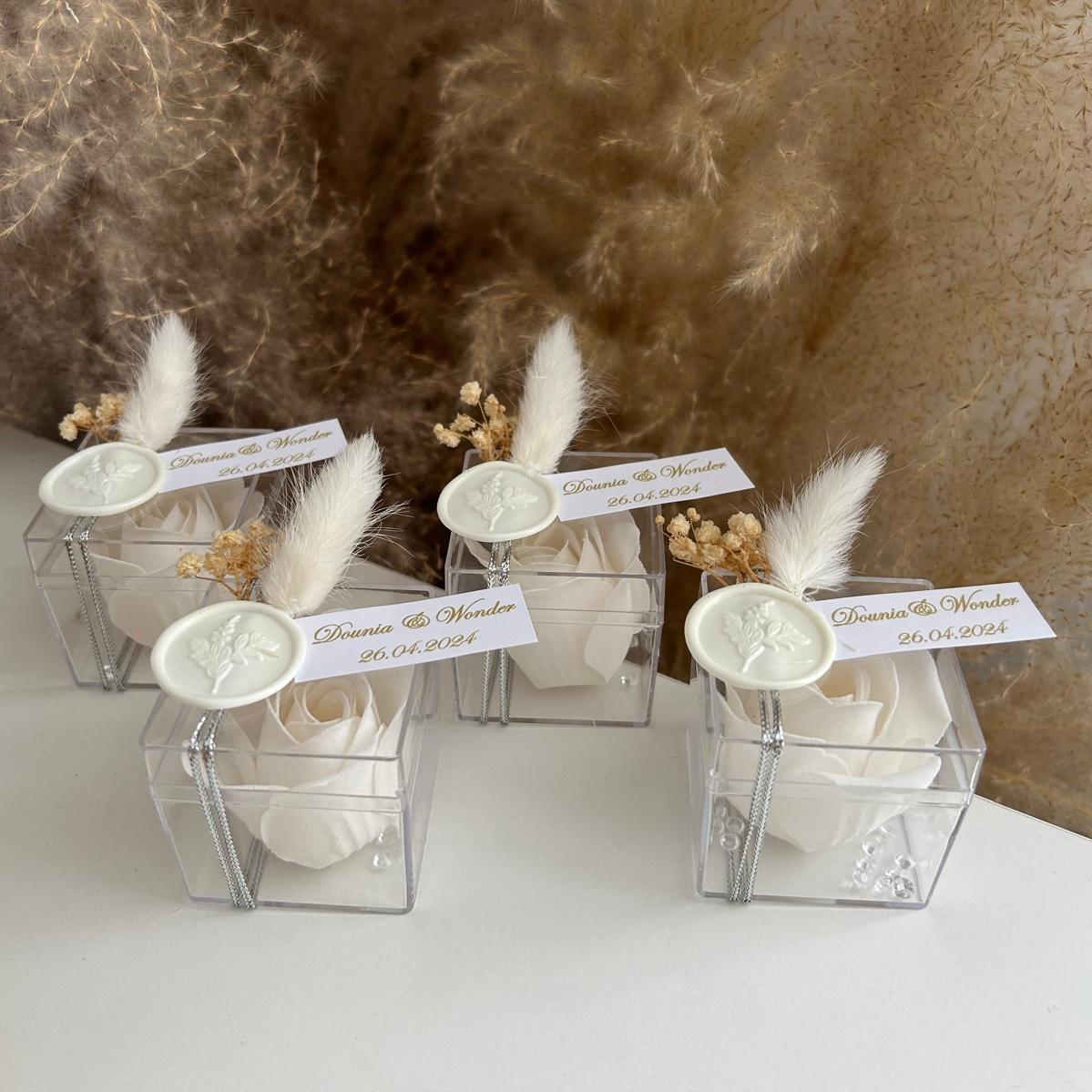 Cadeau invité mariage Rose de Savon Sisi personnalisée avec prénoms et date