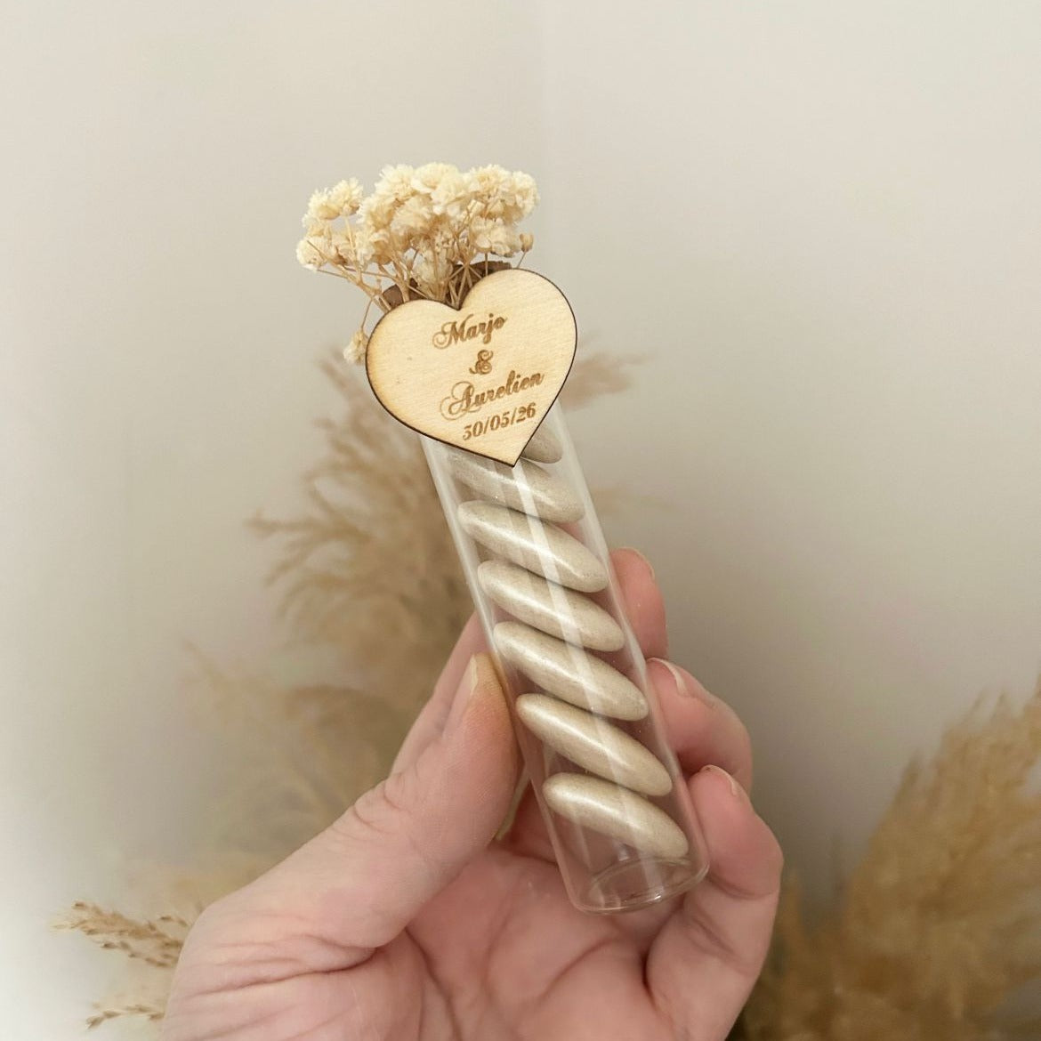 Tube de dragées Love nacrées avec cœur en bois gravé et fleurs séchées ivoire - cadeau personnalisé pour mariage