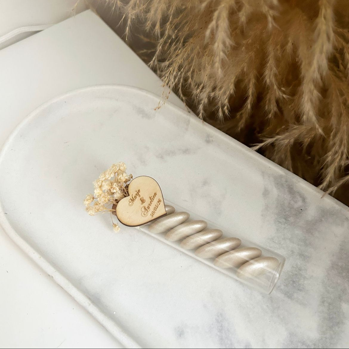 Tube de dragées Love nacrées avec cœur en bois gravé et fleurs séchées ivoire