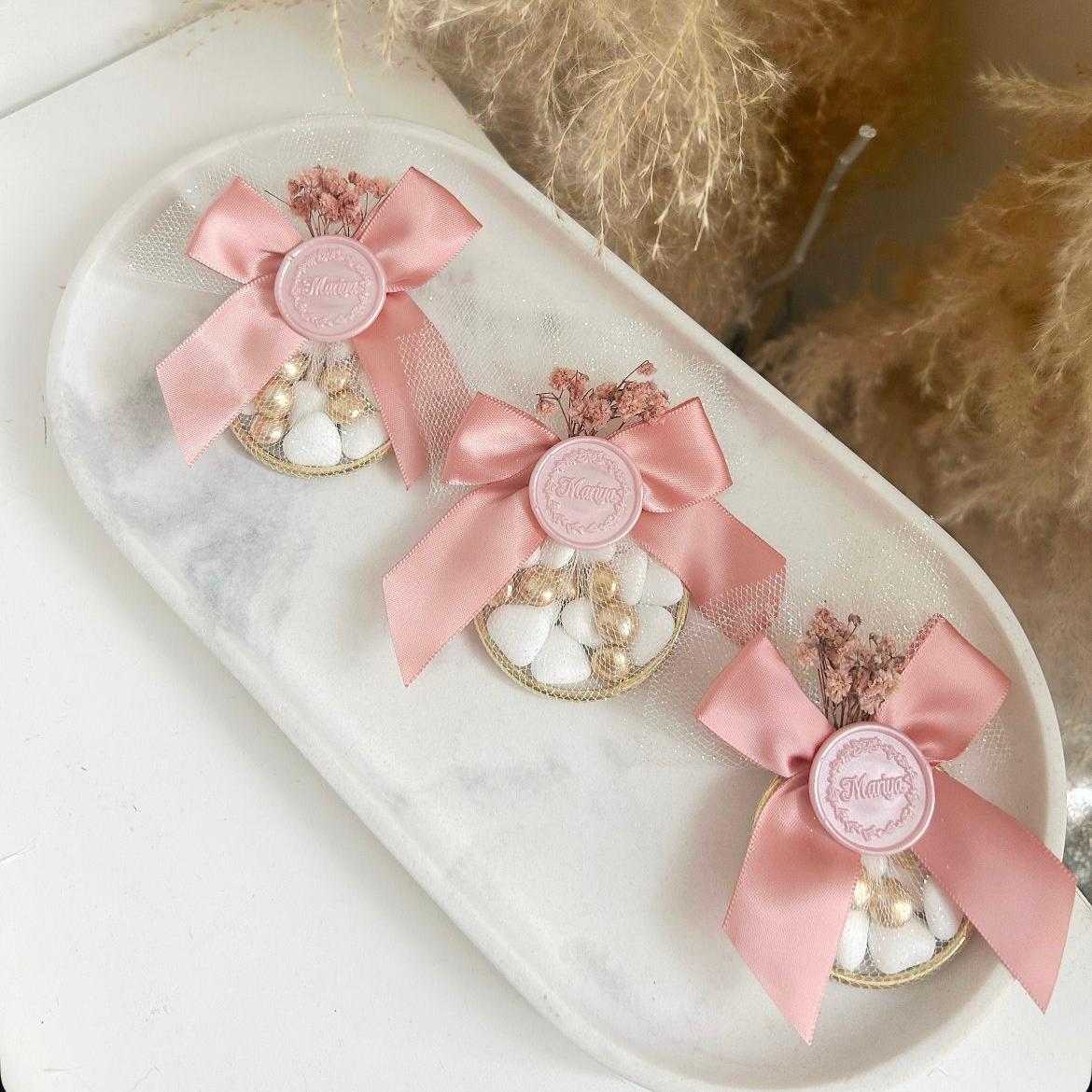 Cadeau invité : sachet de dragées Russia en tulle avec ruban satin rose, sceau décoratif et fleurs séchées.