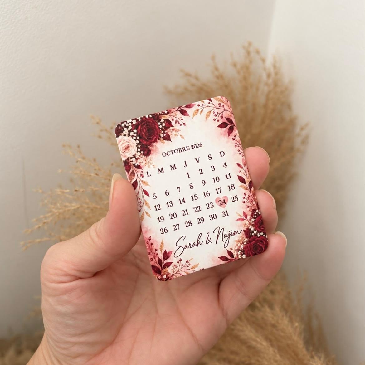 Magnet calendrier personnalisé avec fleurs rouges, date et texte au choix, cadeau invité pas cher pour mariage.
