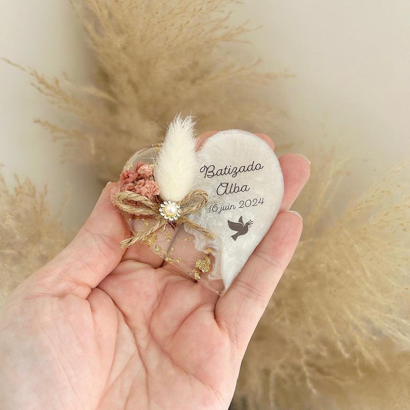 Magnet cœur colombe personnalisé avec prénom et date, cadeau invité élégant pour baptême et événements.