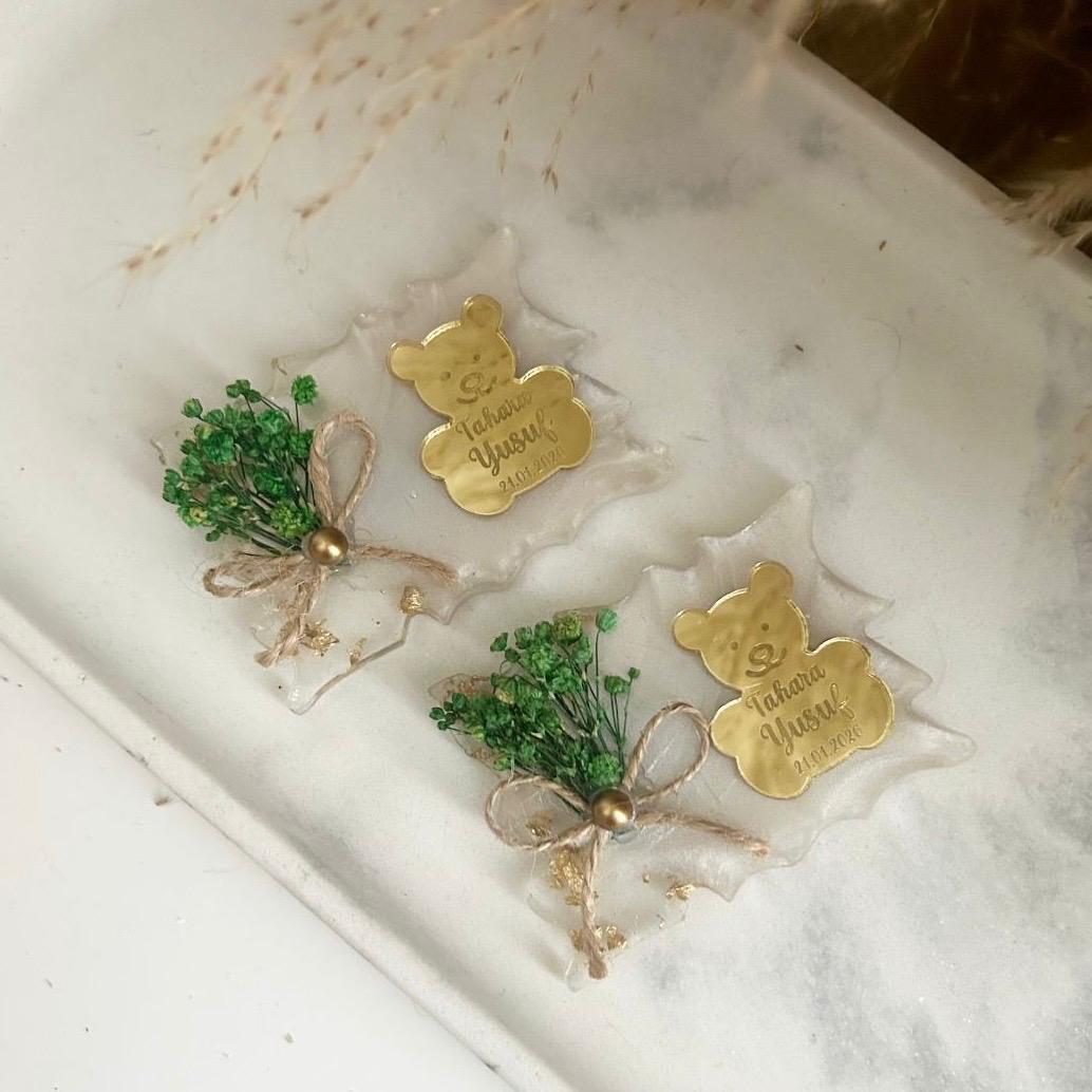 magnet tahara personnalisé avec ourson doré fleurs vertes et ruban cadeau invité baptême élégant et décoratif - MON CADEAU INVITE
