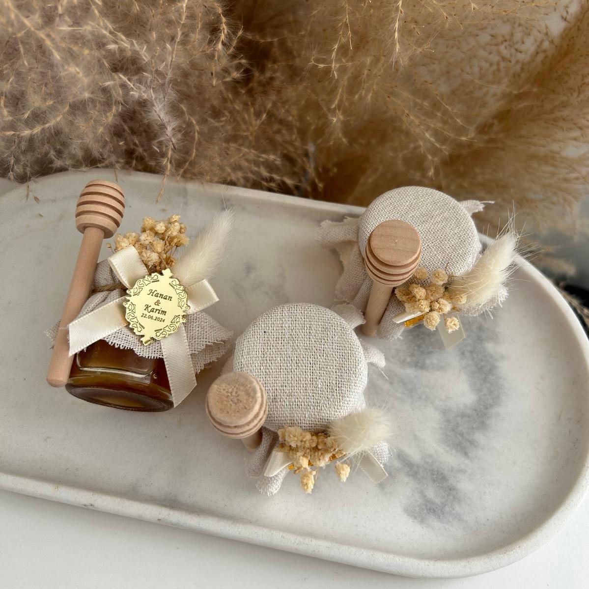 Cadeau invité mariage : pot de miel artisanal avec bâtonnet, décoration bohème (pampas, fleurs séchées) et personnalisation prénoms et date