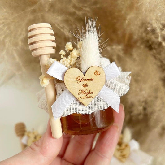 MON CADEAU INVITE - pot de miel maya personnalisé avec coeur en bois ruban blanc et bâton de miel cadeau invité mariage élégant et raffiné