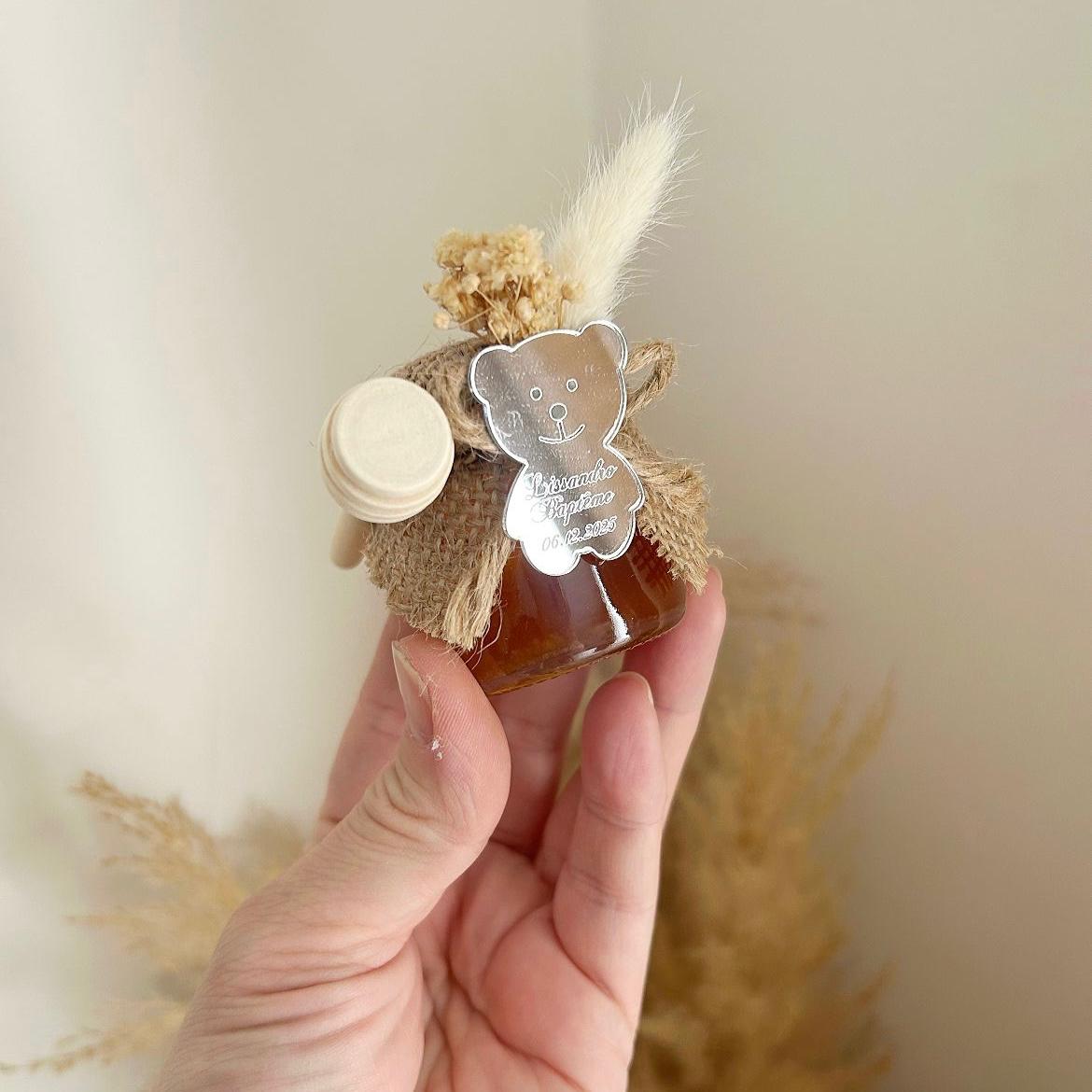 Cadeau invité baptême : petit pot de miel personnalisé avec ourson miroir, jute naturelle, fleurs séchées et cuillère en bois.