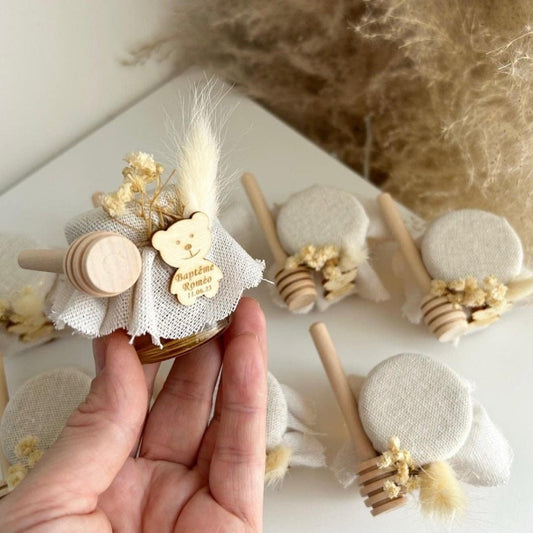 MON CADEAU INVITE - pot de miel ourson personnalisé baptême avec tissu lin fleurs séchées et bâton de miel cadeau invité doux et élégant