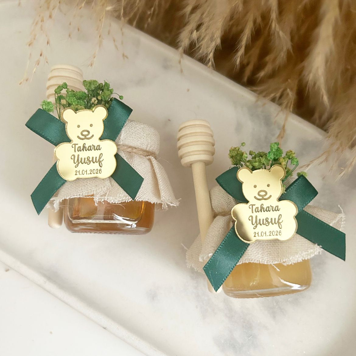 Pot de miel Tahara personnalisé avec ourson doré, ruban vert et cuillère à miel