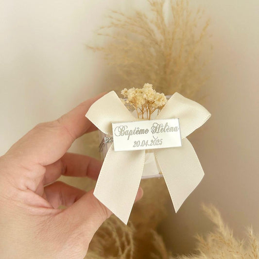 Cadeau invité baptême : rose de savon Antonella en coffret transparent avec ruban ivoire, fleurs séchées et personnalisation.