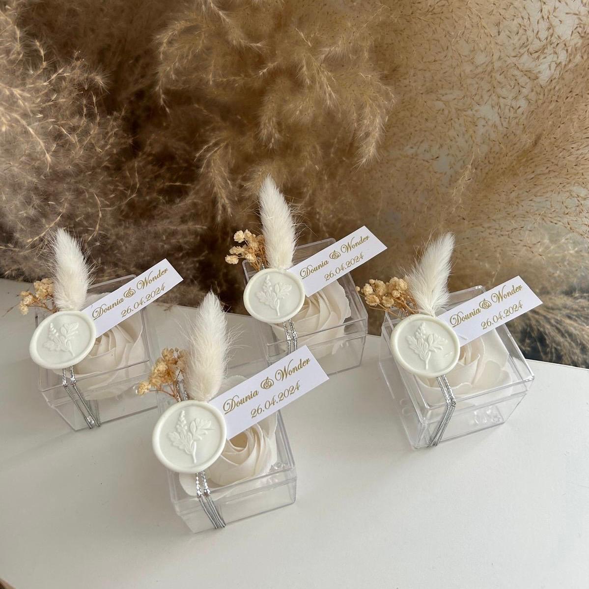 Rose de Savon Sisi avec sceau blanc et décoration florale – cadeau invité mariage