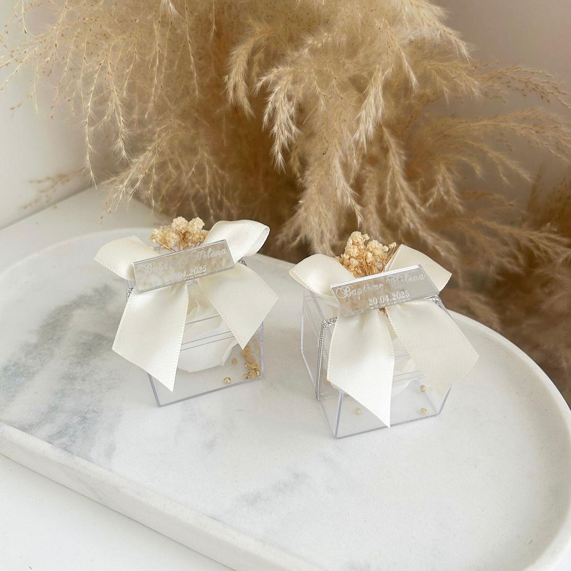 Cadeau invité baptême : rose de savon Antonella en coffret transparent avec ruban ivoire, fleurs séchées et personnalisation.