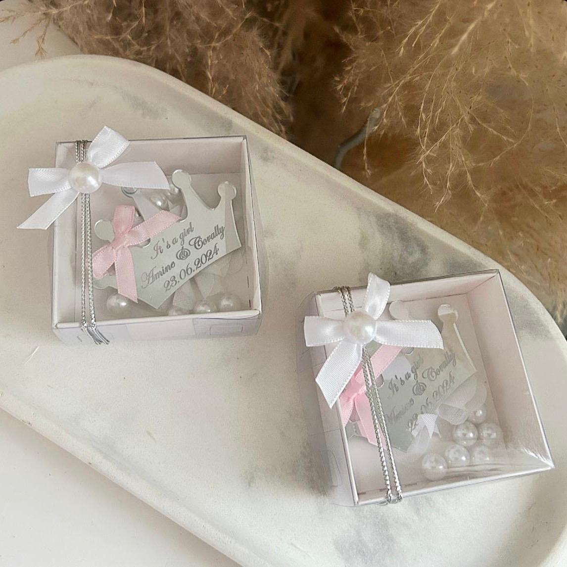 Cadeau invité naissance : boîte transparente décorée de perles blanches, nœud satin blanc et rose, couronne gravée en plexiglas